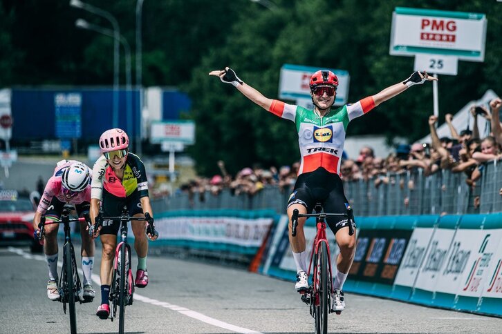 La italiana Elisa Longo alza los brazos como vencedora de la etapa del Giro.