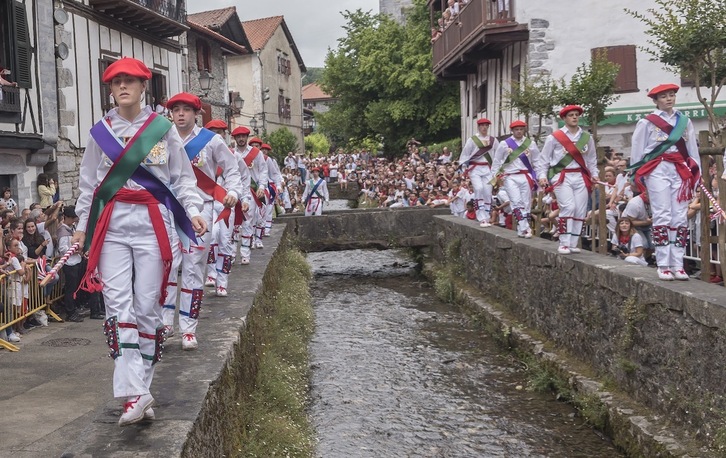 Ostiralean, Fermin Donearen egunean, Zubigainekoa izaeneko dantza ospetsua dantzatuko dute Onin errekaren bi aldeetan.