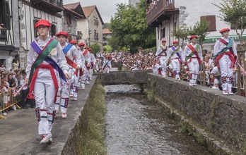 Ostiralean, Fermin Donearen egunean, Zubigainekoa izaeneko dantza ospetsua dantzatuko dute Onin errekaren bi aldeetan.