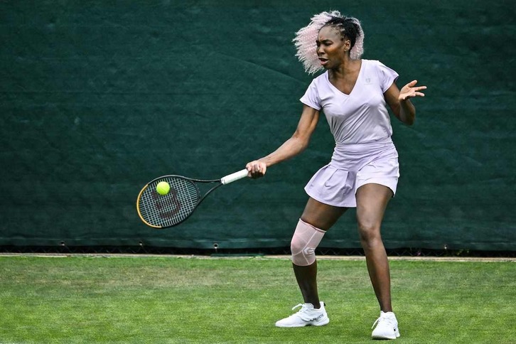 La mayor de las Williams, este lunes a sus 43 años y lesionada en la central de Wimbledon.
