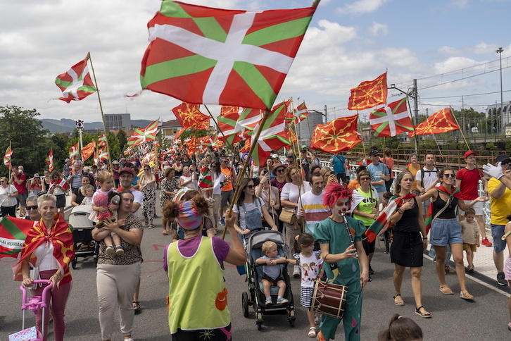 Pirritx, Porrotx eta Marimototsek lagundu zuten Irun eta Hendaia artean egin zen kalejira koloretsu eta umoretsua.