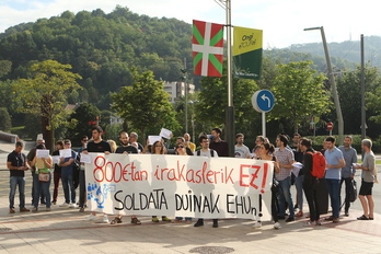 Concentración de docentes e investigadores ante el Bizkaia Aretoa.