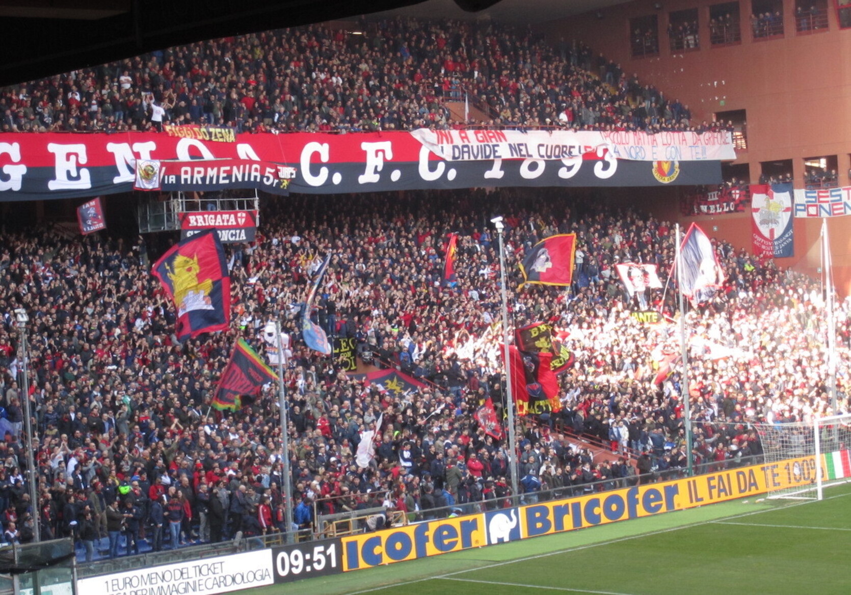 Uno de los fondos del Estadio Communale Luigi Ferraris donde se ubica el Gruppo Andrea Verrina.