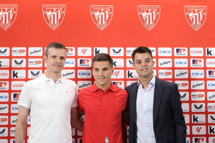 Iñigo Ruiz de Galarreta flanqueado por el presidente Jon Uriarte y el director deportivo, Mikel González.
