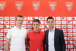 Iñigo Ruiz de Galarreta flanqueado por el presidente Jon Uriarte y el director deportivo, Mikel González.