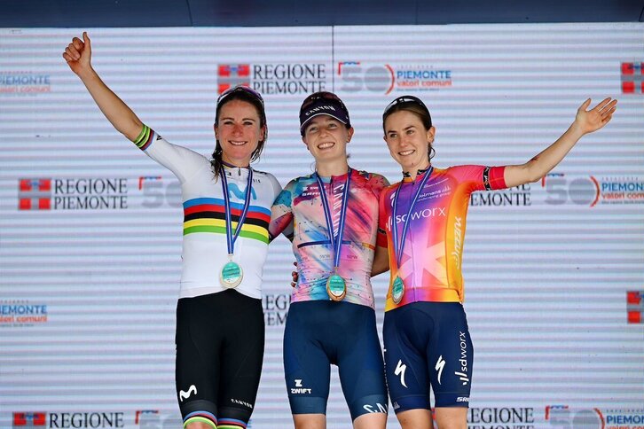 Niedermaier, en la mitad, acompañada por Van Vleuten, líder de la general, y de Fisher, tercera en la quinta etapa. 