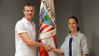 Garazi Fácila junto al presidente del Athletic Jon Uriarte.