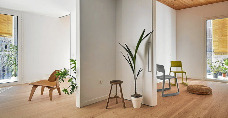 Artikulu hau laguntzen duten irudiek Peris Toral Arquitectes taldeak Cornellan egindako proiektua erakusten dute. Etxebizitza sozialok espazioak konektatuta dituzte eta bizitzeko aukera desberdinak eskaintzen dituzte.