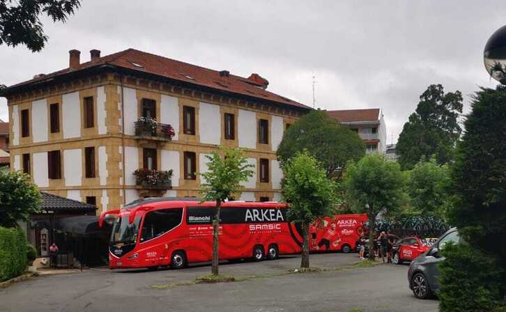 Arkeako autobusa, Durango hotel txiki honetan aurrean.