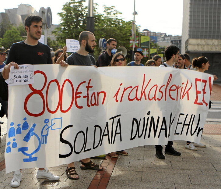 Concentración de docentes e investigadores a las puertas del Bizkaia Aretoa.