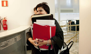Ana Urchueguía, rebosante de documentación, en una comparecencia en el Parlamento de Gasteiz. 
