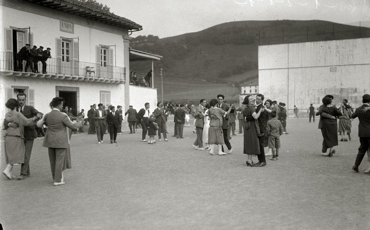 Dantzaldia Doneztebeko plazan, 1924ko San Pedro bestetan. Ezkerrean, La Unión kasinoa.