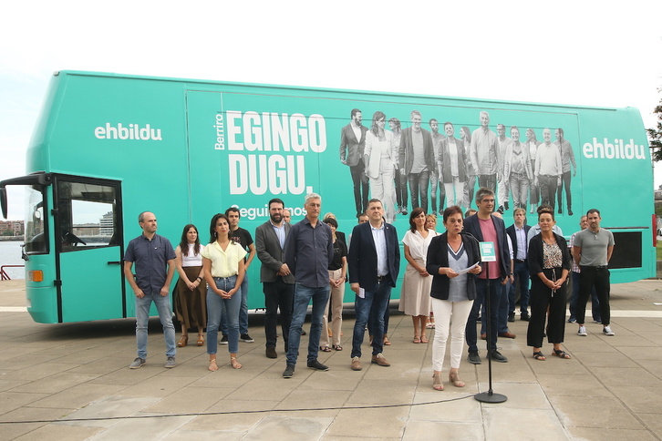 Mertxe Aizpurua toma la palabra en presencia de Otegi y de buena parte e las personas que conforman las listas de EH Bildu.