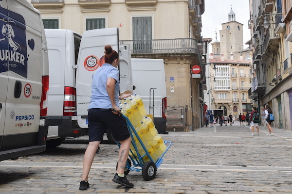 Los repartidores pululan por las calles de Iruñea para abastecer a la hostelería. (Idoia ZABALETA/FOKU)