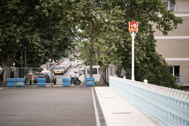 Frantses poliziak Prefekturaren aginduz Etorbidearen zubian ezarritako hesien atzean.