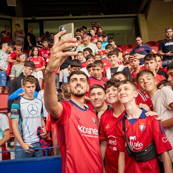 Catena se hace un selfie con los aficionadods rojillos en El Sadar.