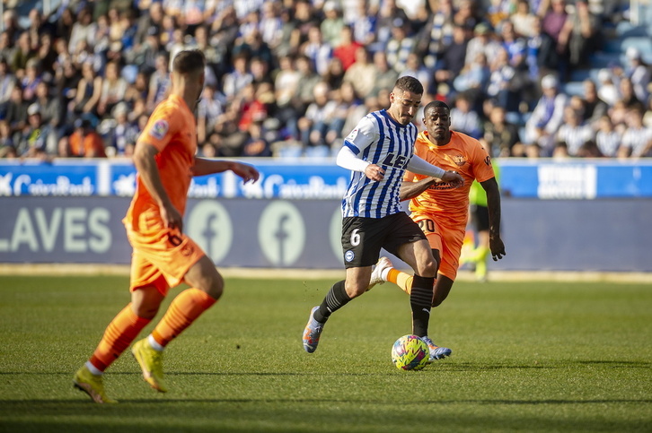 Toni Moyá conduce el balón en un partido de esta última temporada.