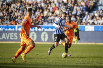 Toni Moyá conduce el balón en un partido de esta última temporada.