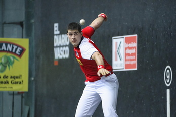 Xabi Tolosa, min hartu zuen partidako irudi batean.