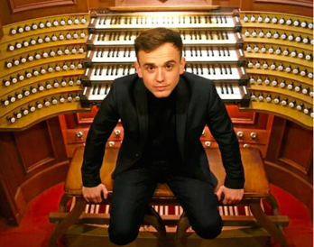 Thomas Ospital devant les touches de l’orgue de l’église Saint-Eustache à Paris.