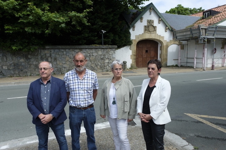 Juan Karlos Izagirre eta Mertxe Aizpurua, Lasa eta Zabalaren senideekin batera La Cumbre jauregiaren atarian eginiko agerraldi batean.