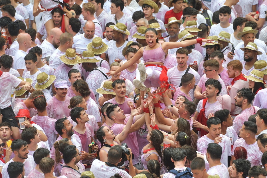 Udal Plazan hegan egiten. Udal Plazan hegan egiten.