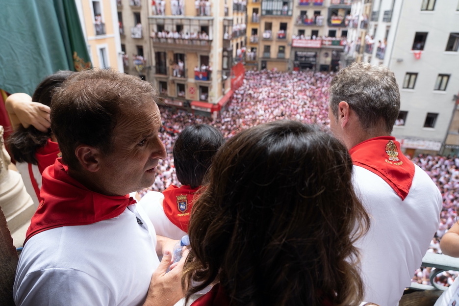 Arrasate, balkoira ateratzeko zain. Arrasate, balkoira ateratzeko zain.