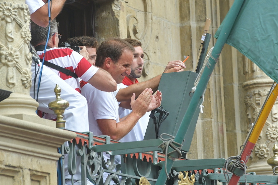 Moncayolak ere suzirietako bat piztu du. Ondoan, entrenaitzailea. Moncayolak ere suzirietako bat piztu du. Ondoan, entrenaitzailea.