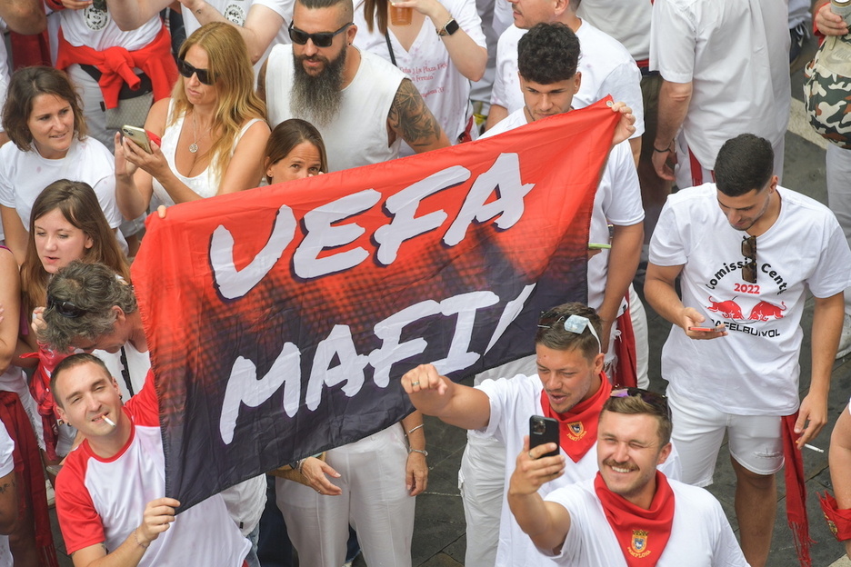 UEFAk agindutako zigorraren kontrako pankarta Plazan. UEFAk agindutako zigorraren kontrako pankarta Plazan.