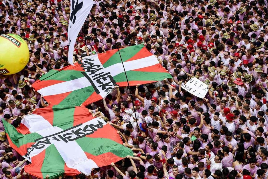 Bi ikurrin handi plazan, batere ez Udaletxean. Bi ikurrin handi plazan, batere ez Udaletxean.