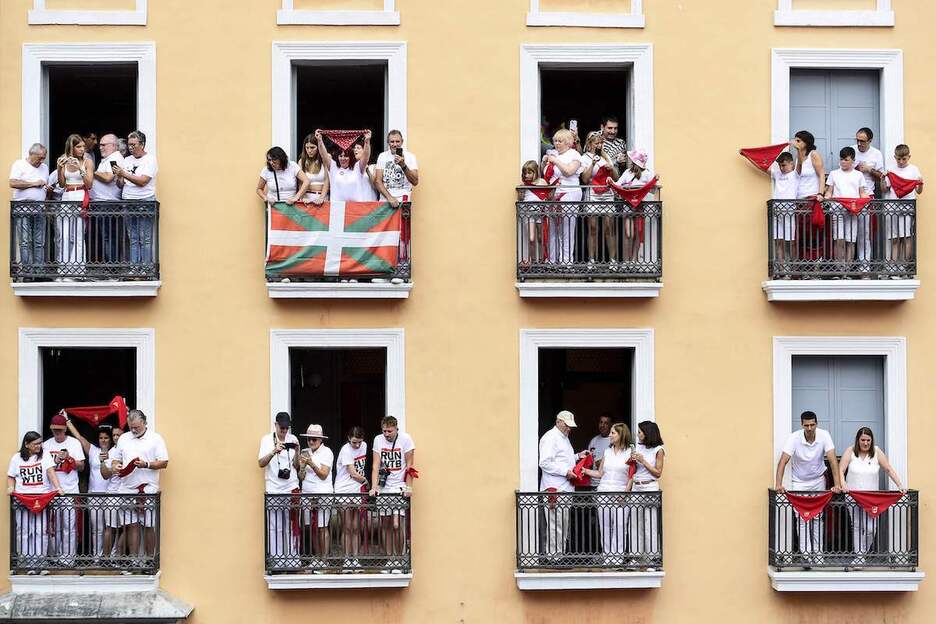 Balkoietan topera disfrutatzen. Balkoietan topera disfrutatzen.