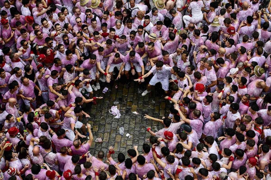 Jolasean, hutsune bat zabaltzen lortu dute plazan. Jolasean, hutsune bat zabaltzen lortu dute plazan.