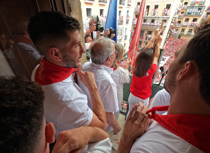 Davidek eta Unaik balkoi nagusira ateratzeko aukera izan dute, Sabalza eta Arrasaterekin batera.