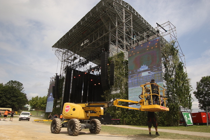 Preparativos en el escenario principal, en un Kobetamendi que espera el aluvión de público esta tarde.