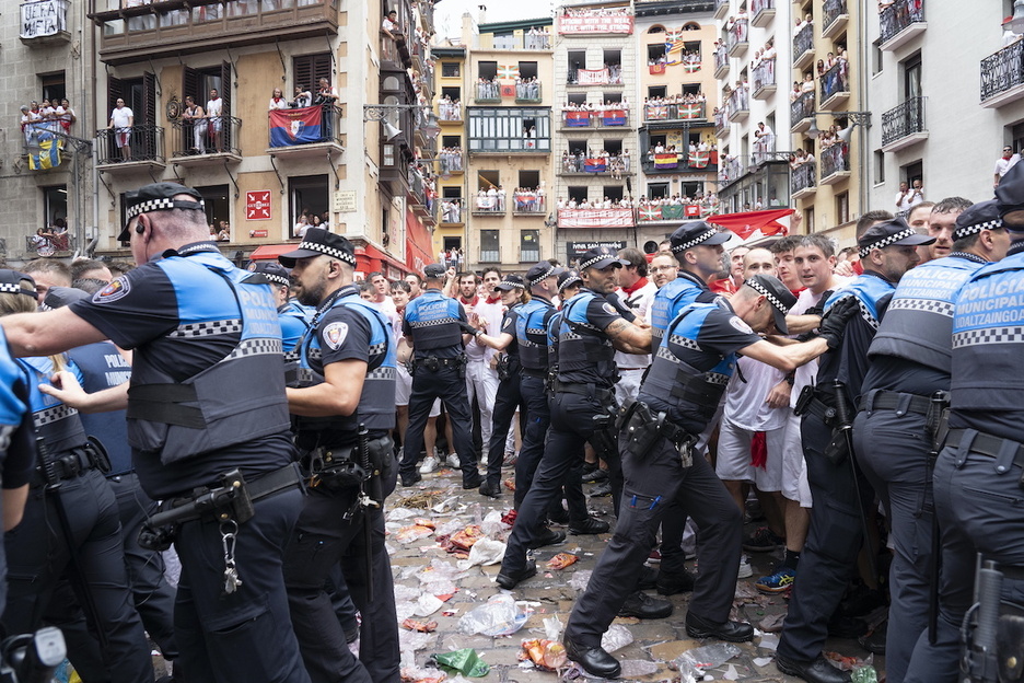 Lana izan dute udaltzainek, gaiteroei bide emateko. Lana izan dute udaltzainek, gaiteroei bide emateko.