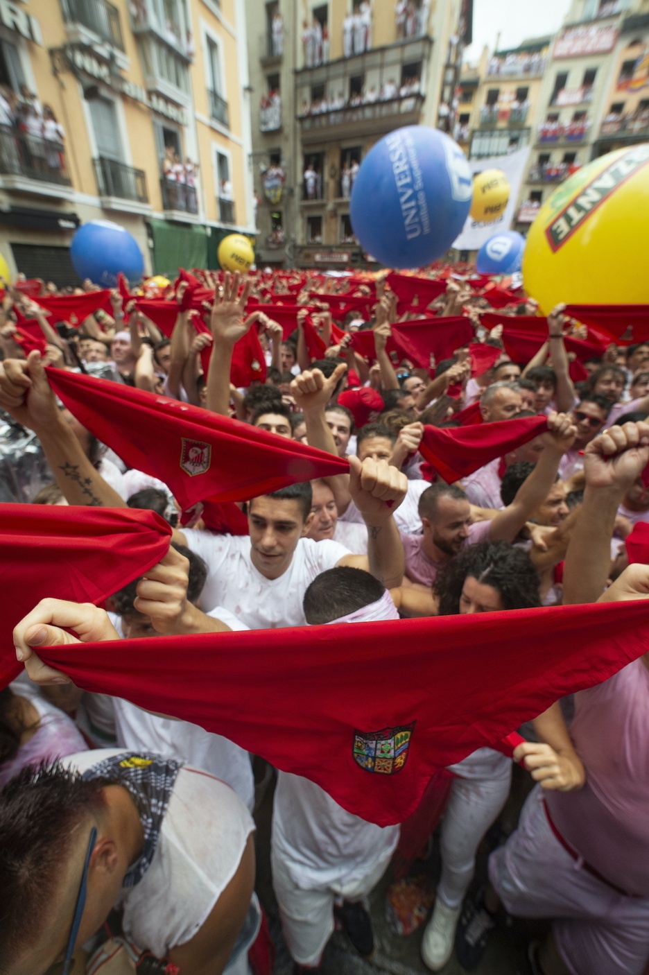 Zapiak zeruari begira, eztandaren zain. Zapiak zeruari begira, eztandaren zain.