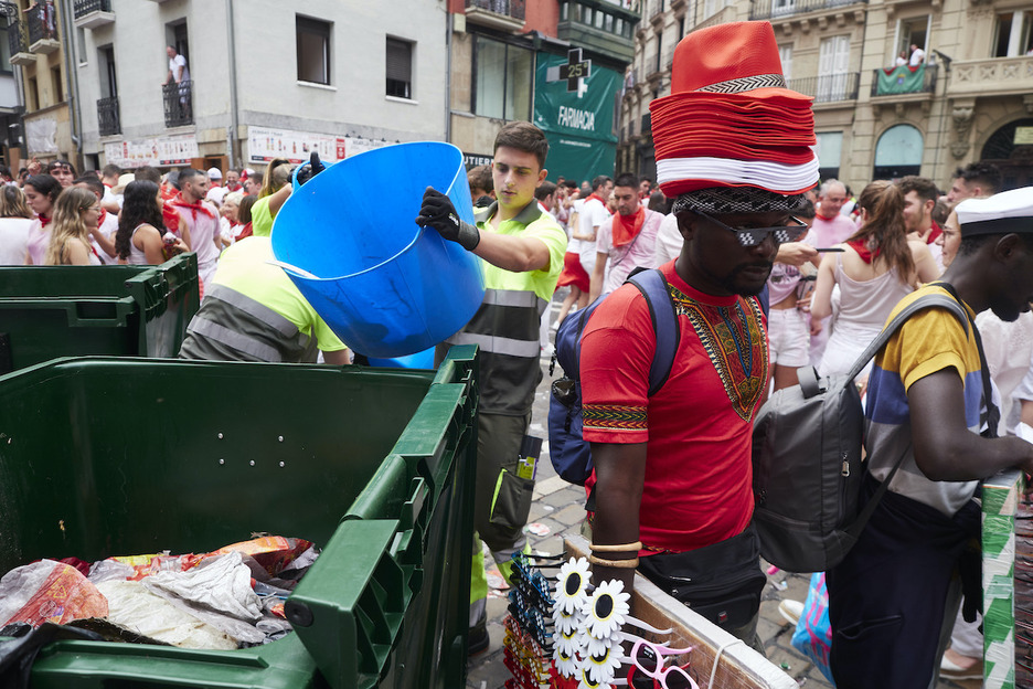 Lanean batzuk, lanean besteak. Lanean batzuk, lanean besteak.