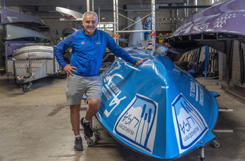 Ramon Erostarbe Tolosaldeako entrenatzailea San Pedroko arraun elkartean, Pasaian.