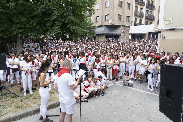 Ehunka lagun Herriko Tabernaren aurrean, presoen auzia konpontzearen alde.