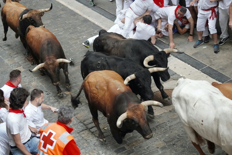 Cinco de los seis Palmosilla pasan sin reparar en el montón humano de la derecha. Cinco de los seis Palmosilla pasan sin reparar en el montón humano de la derecha.