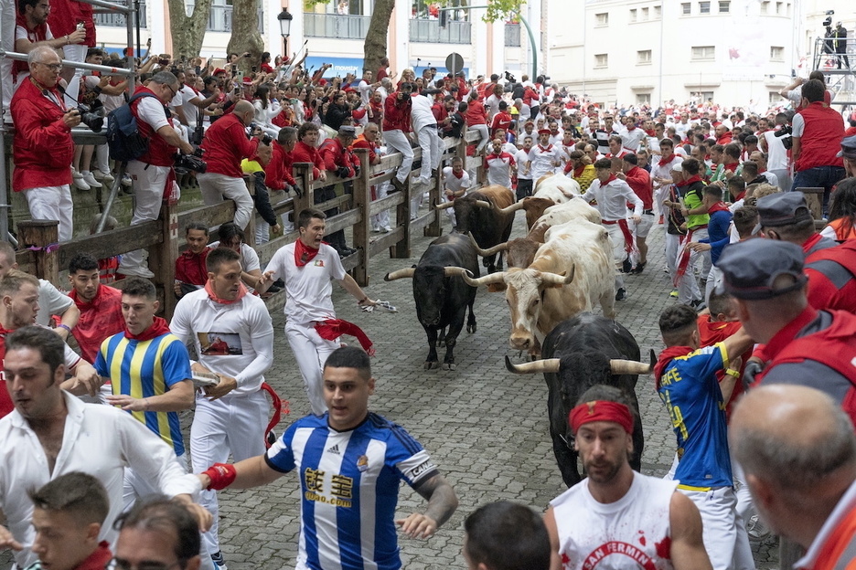Dando distancia a los toros en el callejón. Dando distancia a los toros en el callejón.