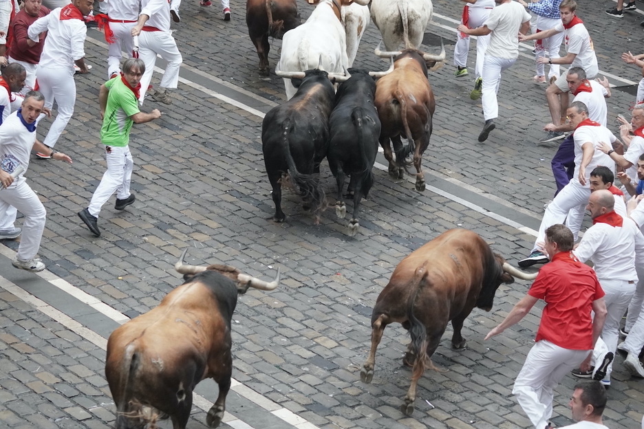 Derrota por la derecha al llegar al Ayuntamiento. Derrota por la derecha al llegar al Ayuntamiento.