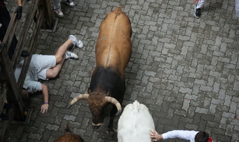 Protegiéndose del Palmosilla a la entrada a la Plaza.