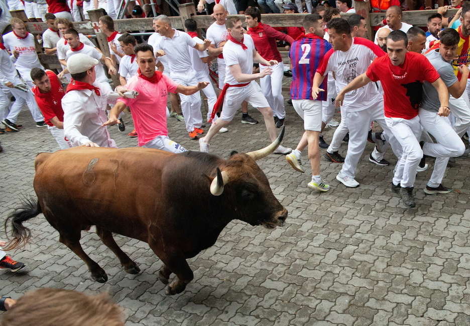 ‘Escandalito’ enfila solo la recta final del callejón. ‘Escandalito’ enfila solo la recta final del callejón.