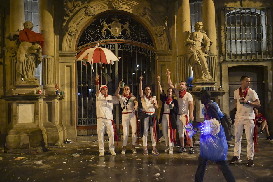 En petit comité y con paraguas.