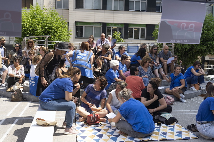 Trabajadoras de Gorabide en una acampada ante la sede de la asociación.