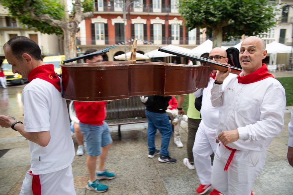 Unos sanfermineros transportando un chelo por Alde Zaharra. 