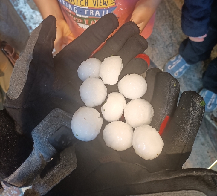 Imagen del tamaño del granizo caído este jueves en Araba.
