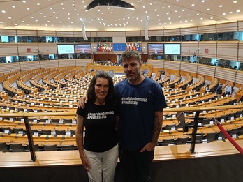 Oinara Goiriena, madre de los hijos de Pablo González, y Juan Teixeira, compañero fotógrafo del periodista, ante la sede del Parlamento.