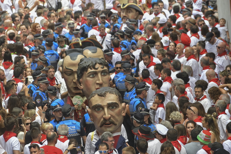 Los cabezudos han desfilado por las calles de Iruñea.